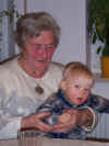 Oma Dominic im Arm.JPG (874864 Byte)