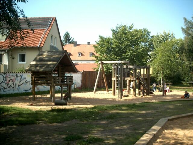 Spielplatz vor dem Haus Spielplatz
