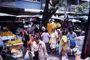 mit dem Bus auf dem Weg zum K�nigspalast durch China Town
